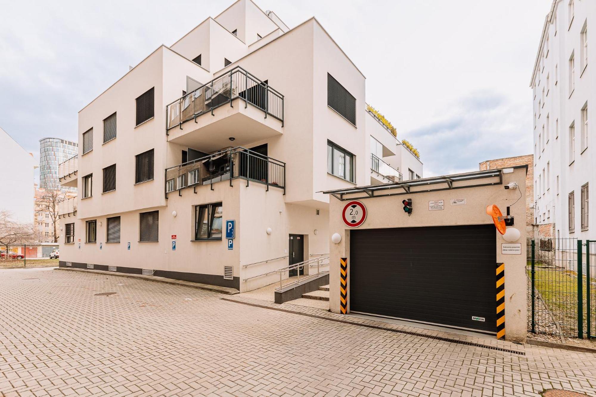Skau 1 Old Town Family & Business Apartment Free Parking Bratislava Exteriör bild