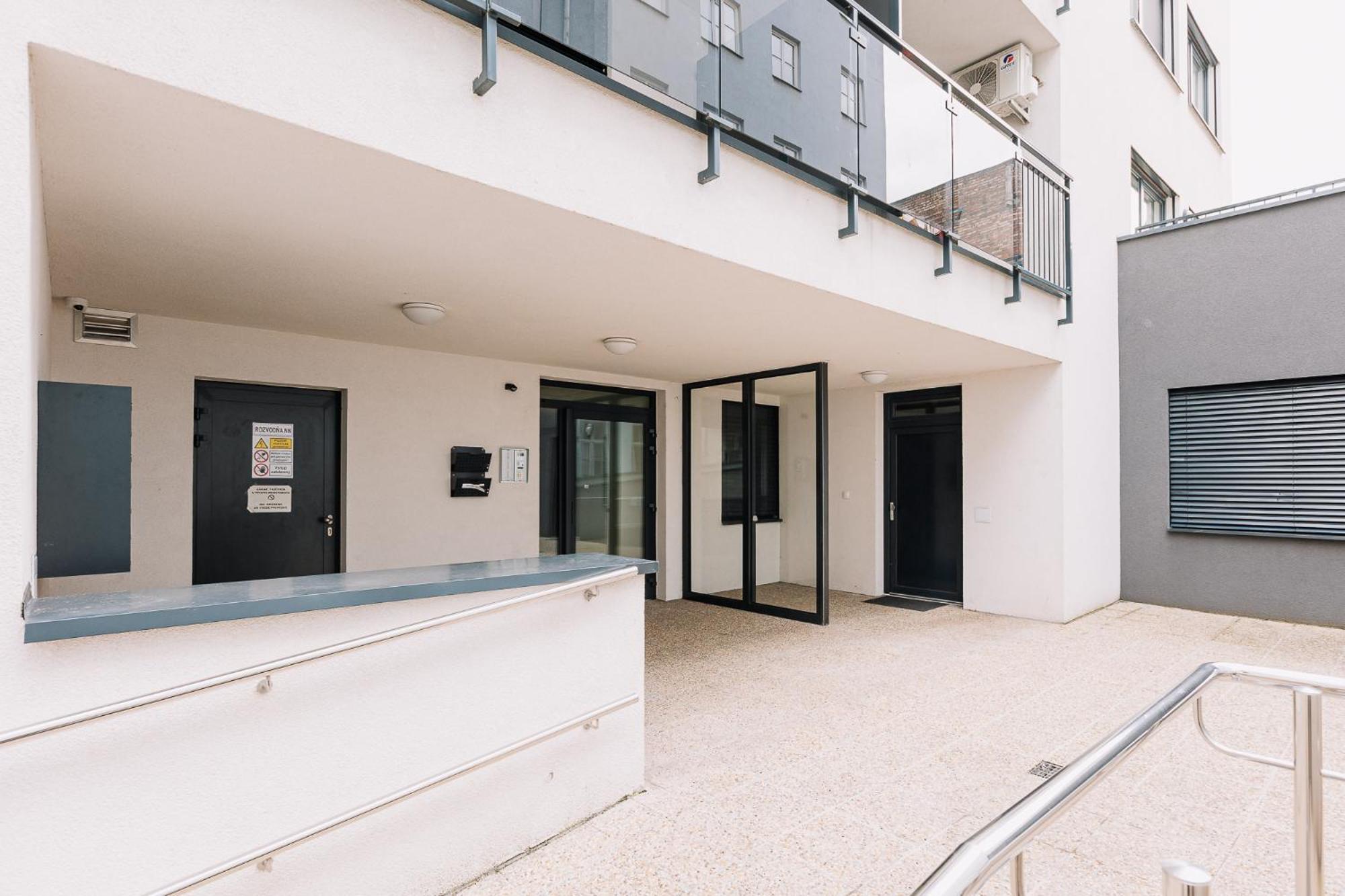 Skau 1 Old Town Family & Business Apartment Free Parking Bratislava Exteriör bild