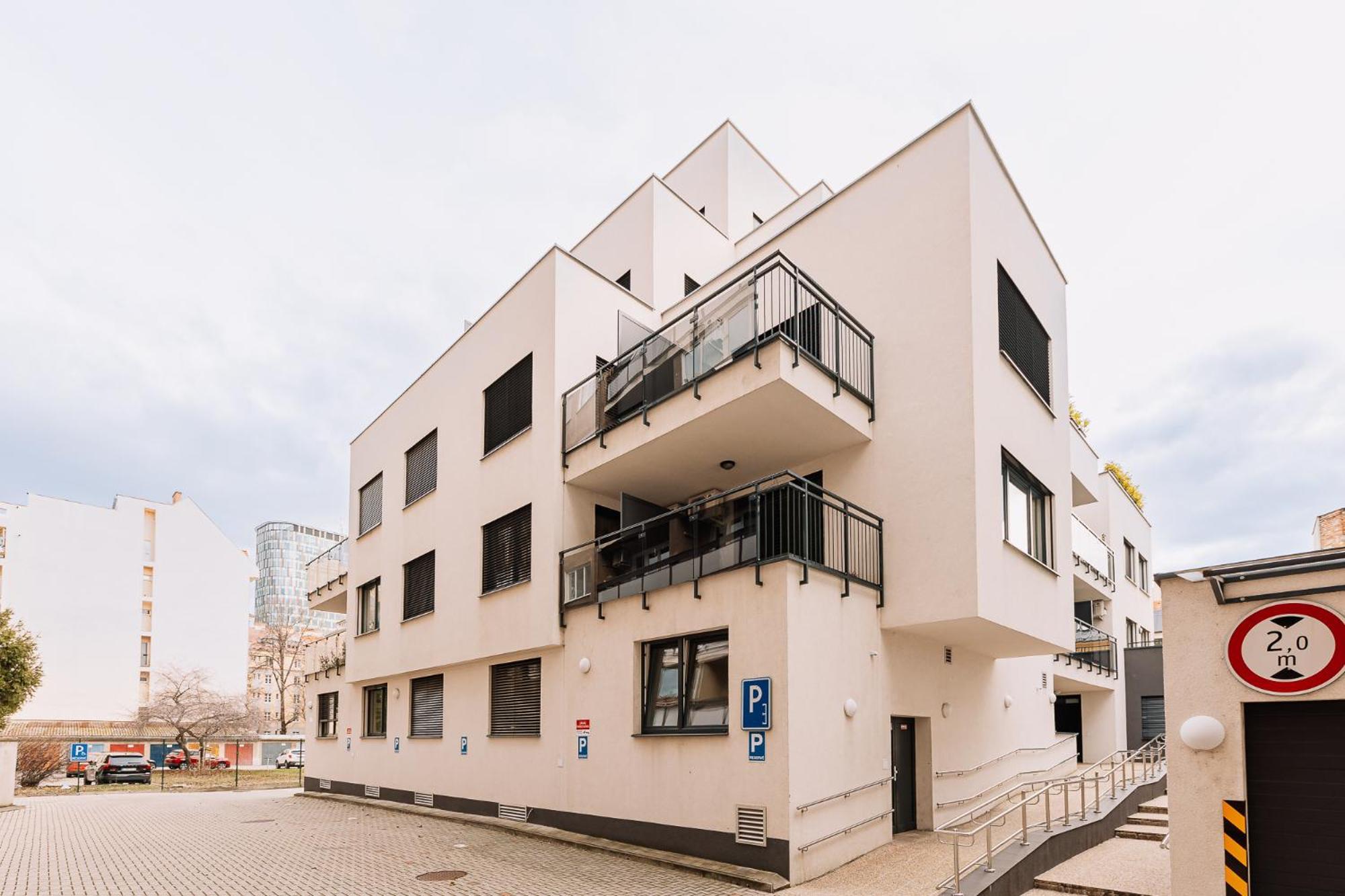 Skau 1 Old Town Family & Business Apartment Free Parking Bratislava Exteriör bild